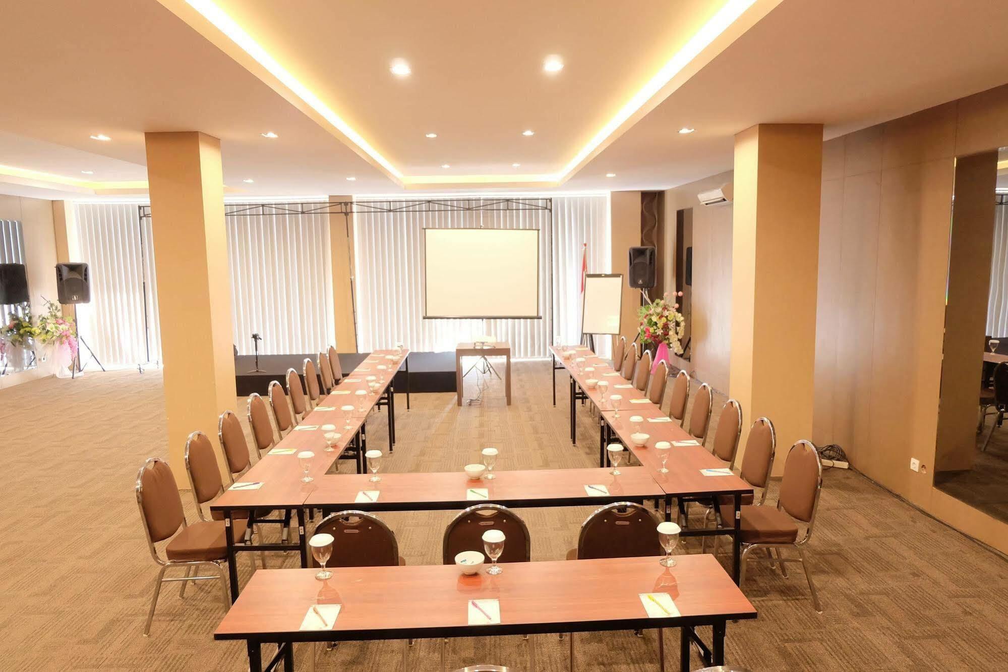 Viva Hotel Kediri, Azana Hotels Collection Kediri (East Java) Exterior foto