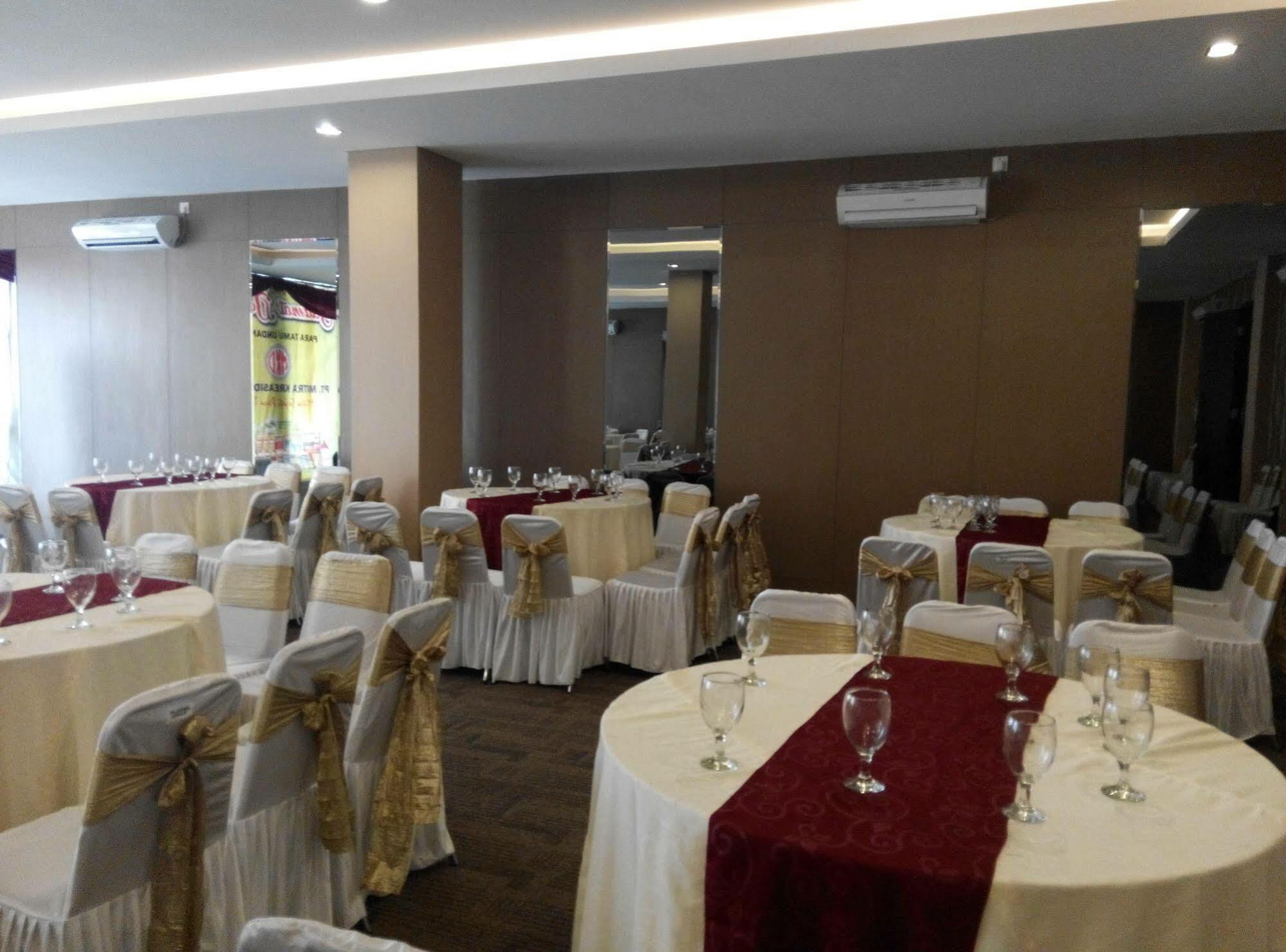 Viva Hotel Kediri, Azana Hotels Collection Kediri (East Java) Exterior foto